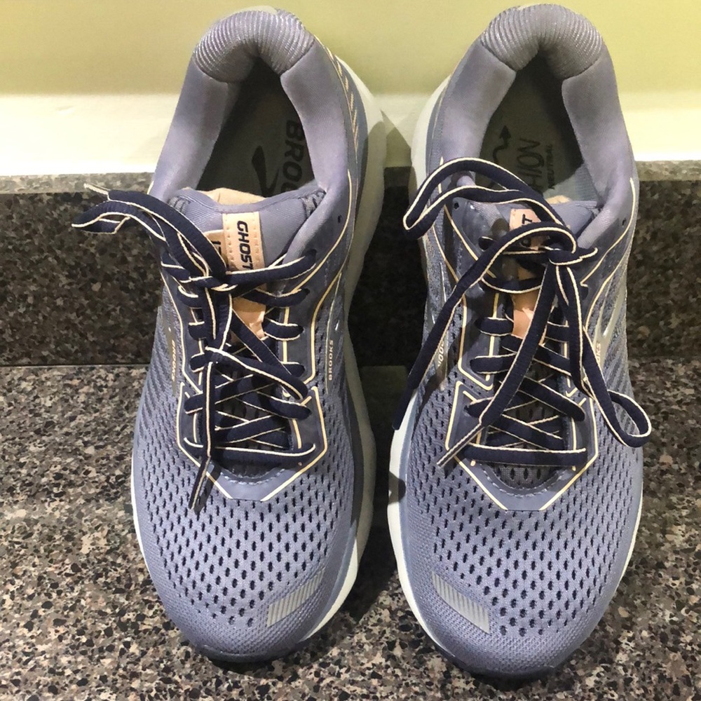 Brooks Ghost 12 running Sneakers women .Beautiful!
